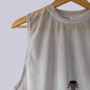 Transparnt Sleeveless tee / Camiseta sin mangas de malla.